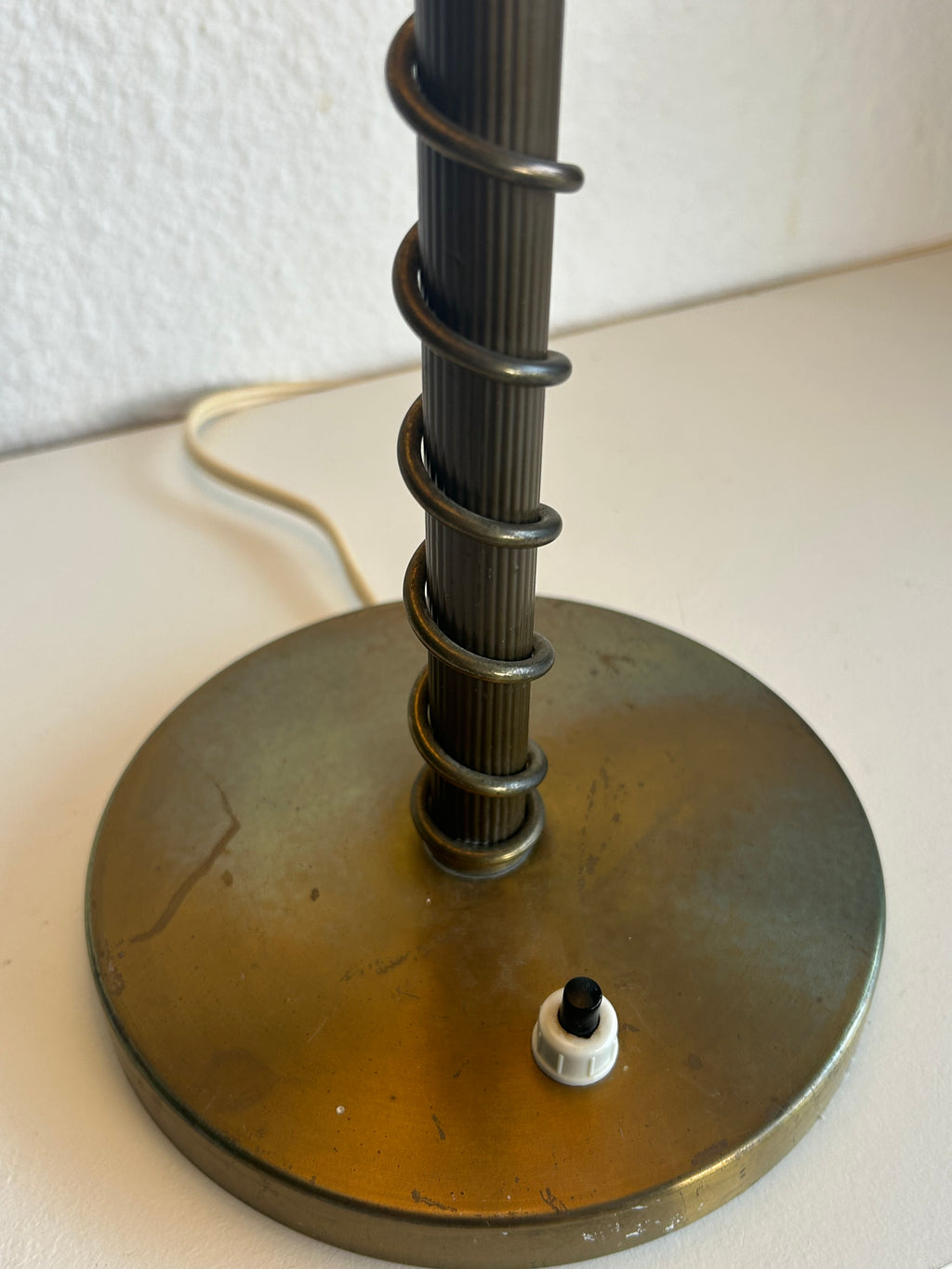 Vintage bordlampe i messing med spiralstamme og plisseret skærm – 55 cm - billede 10