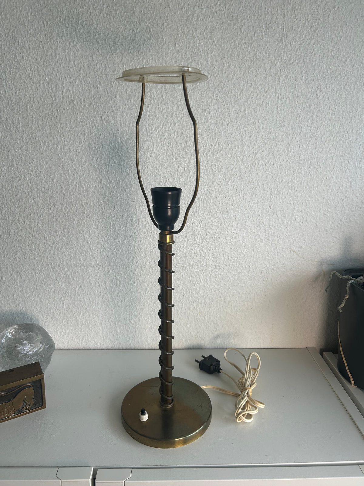 Vintage bordlampe i messing med spiralstamme og plisseret skærm – 55 cm - billede 11