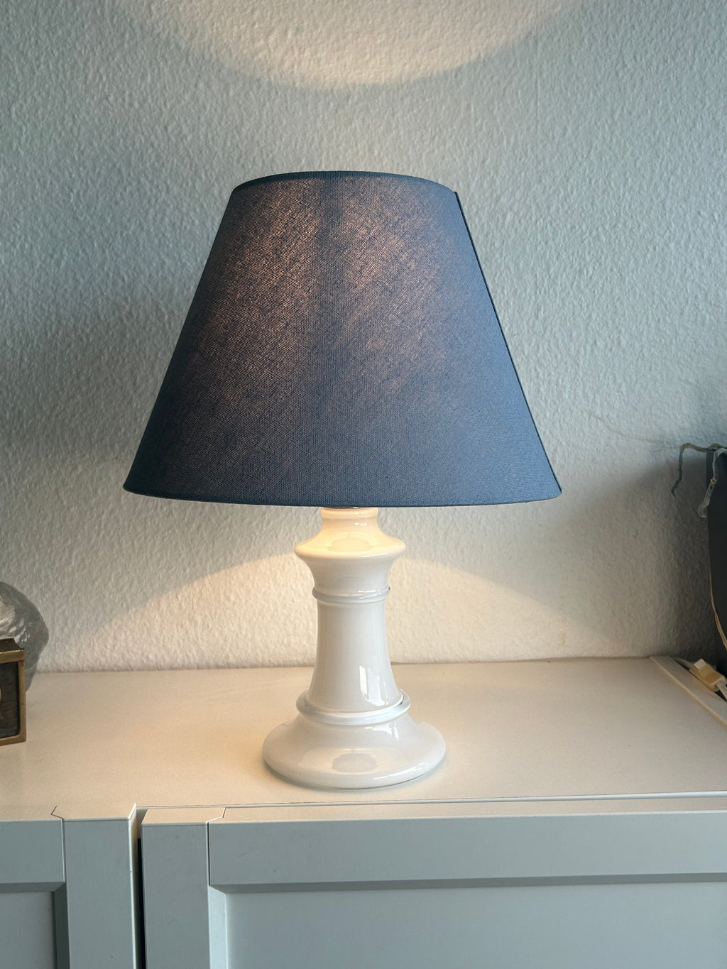 Holmegaard Michelle bordlampe i hvidt opalglas med blå skærm – 35 cm - billede 1
