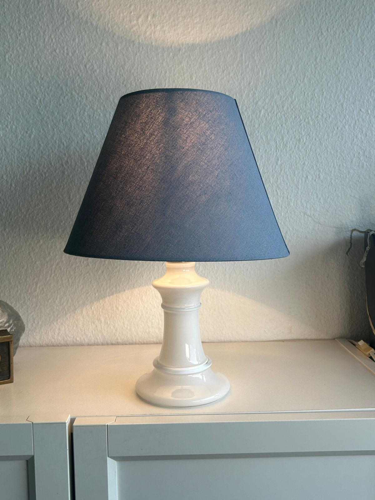 Holmegaard Michelle bordlampe i hvidt opalglas med blå skærm – 35 cm - billede 1