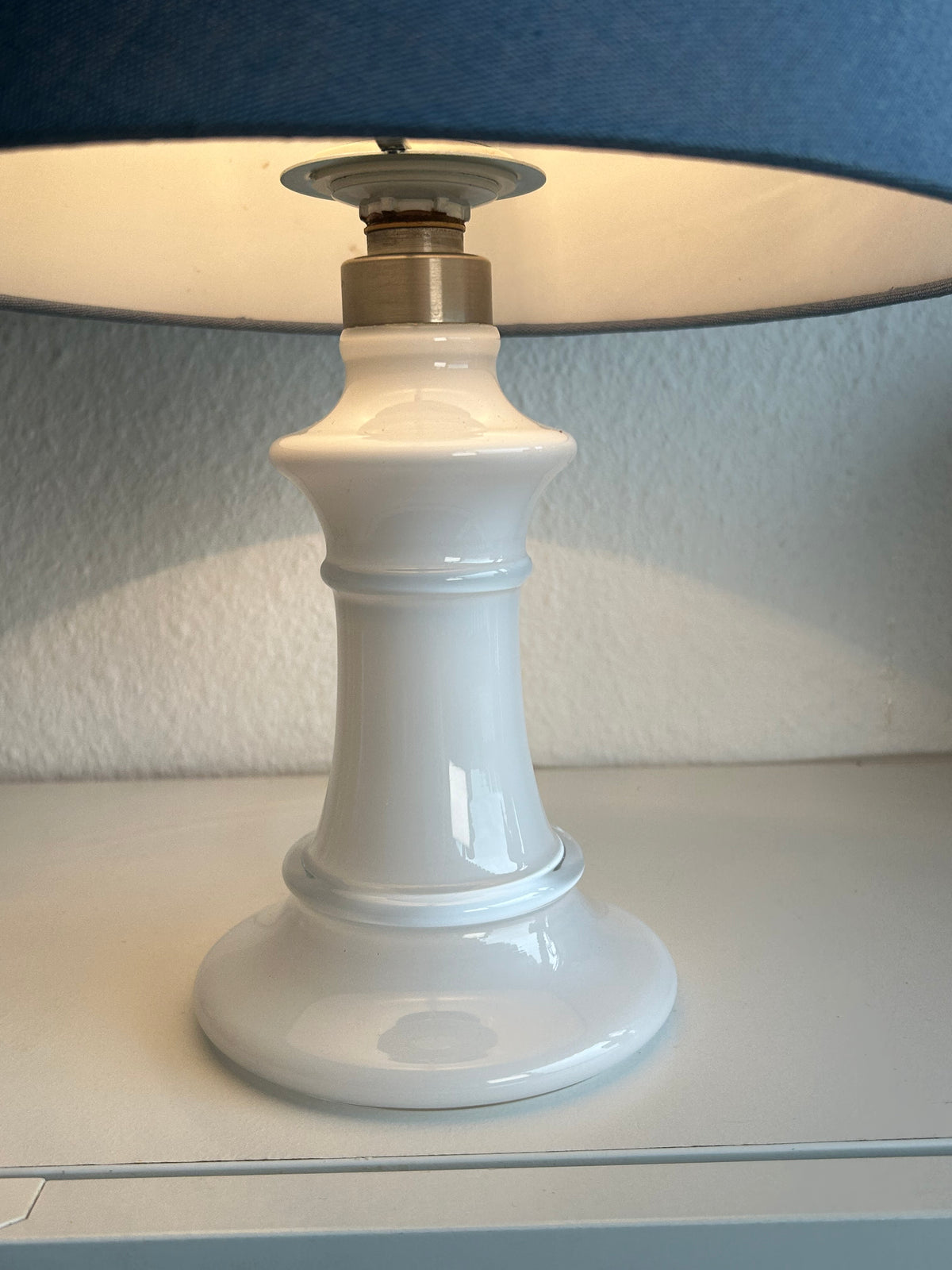 Holmegaard Michelle bordlampe i hvidt opalglas med blå skærm – 35 cm - billede 2