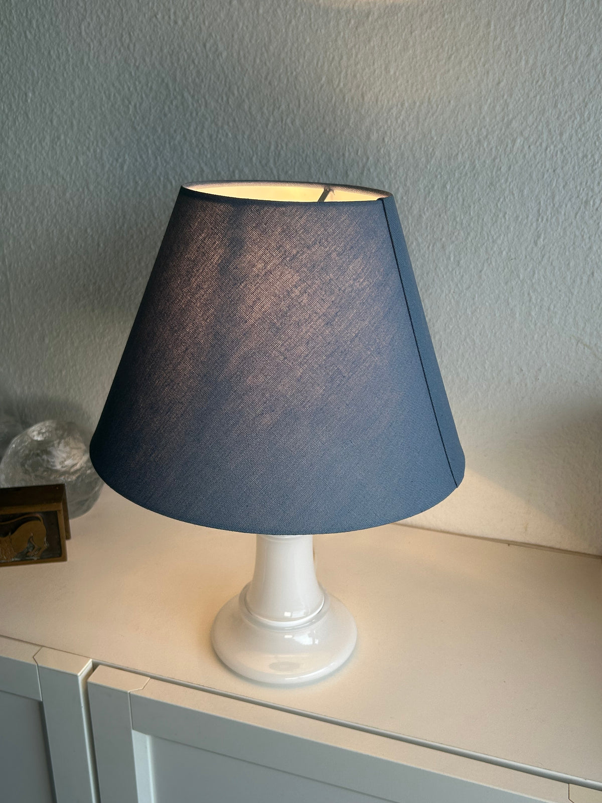 Holmegaard Michelle bordlampe i hvidt opalglas med blå skærm – 35 cm - billede 4
