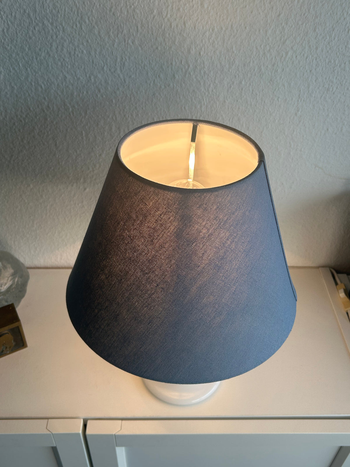 Holmegaard Michelle bordlampe i hvidt opalglas med blå skærm – 35 cm - billede 5