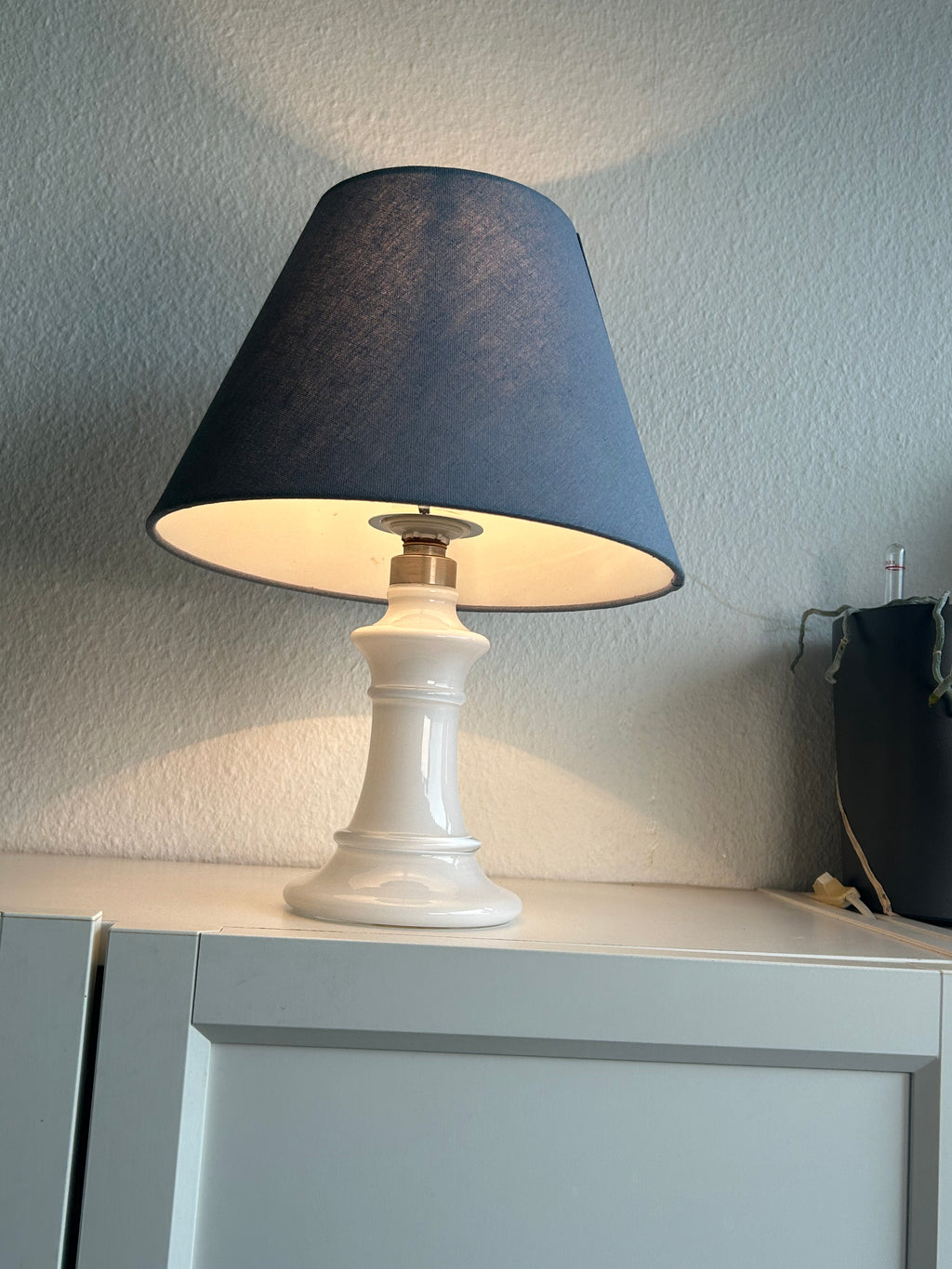Holmegaard Michelle bordlampe i hvidt opalglas med blå skærm – 35 cm - billede 6