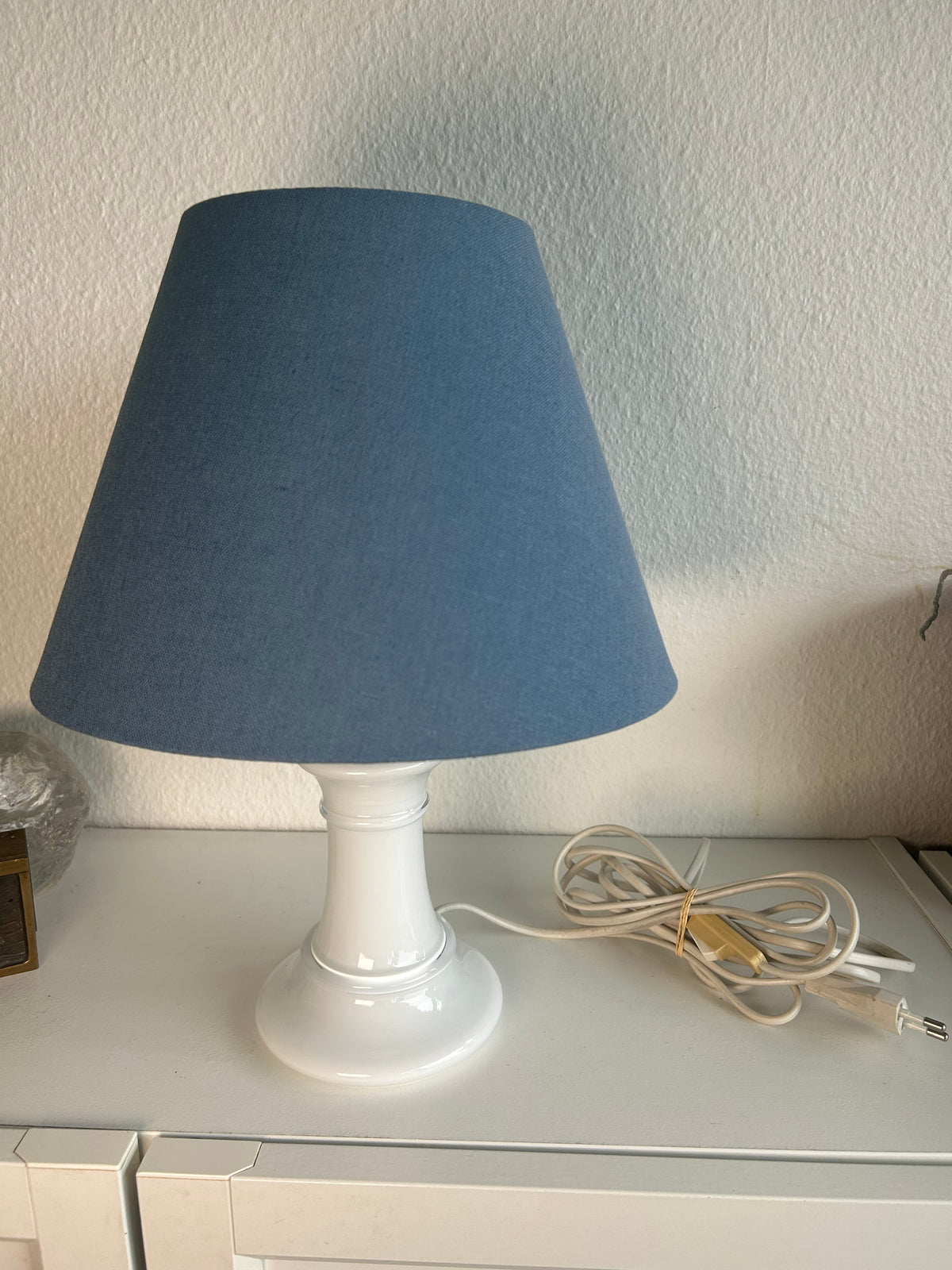 Holmegaard Michelle bordlampe i hvidt opalglas med blå skærm – 35 cm - billede 10