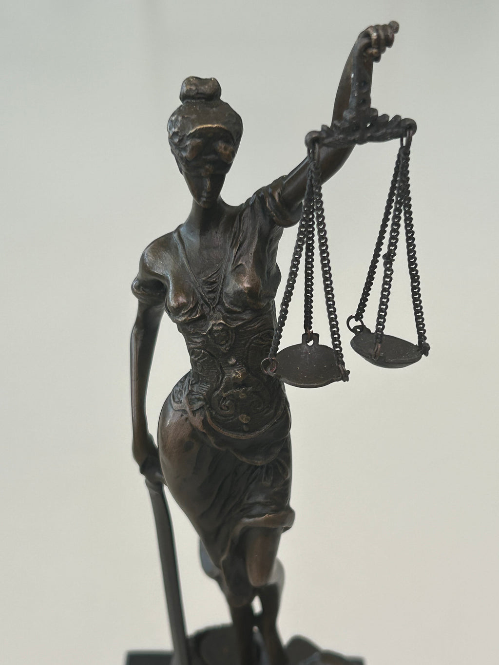 Justitia bronzeskulptur på marmorsokkel – 34 cm – 2,05 kg
