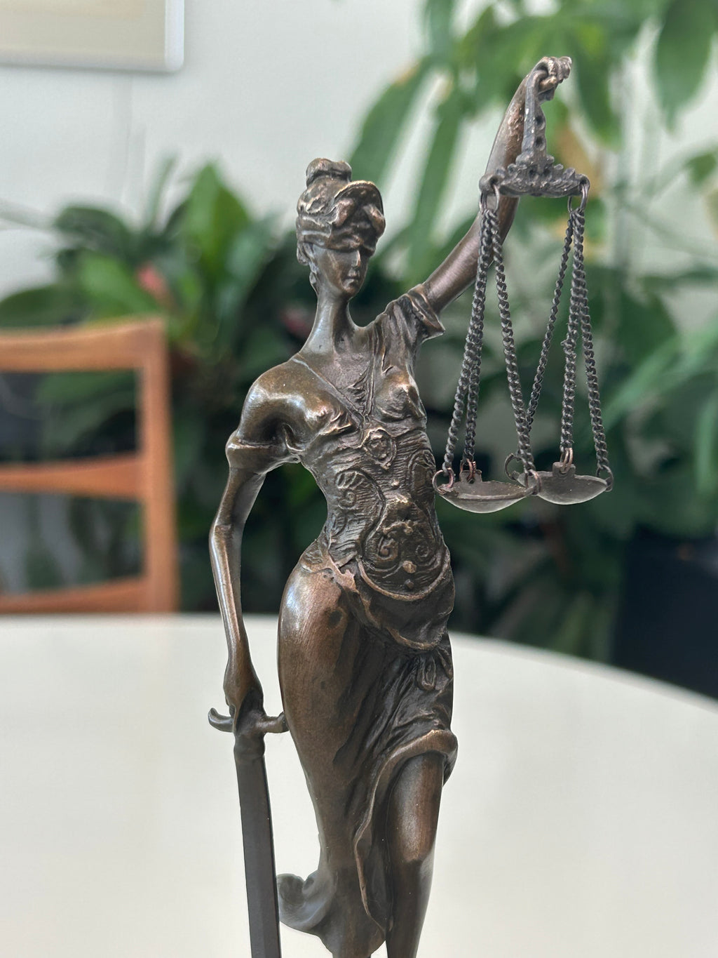 Justitia bronzeskulptur på marmorsokkel – 34 cm – 2,05 kg