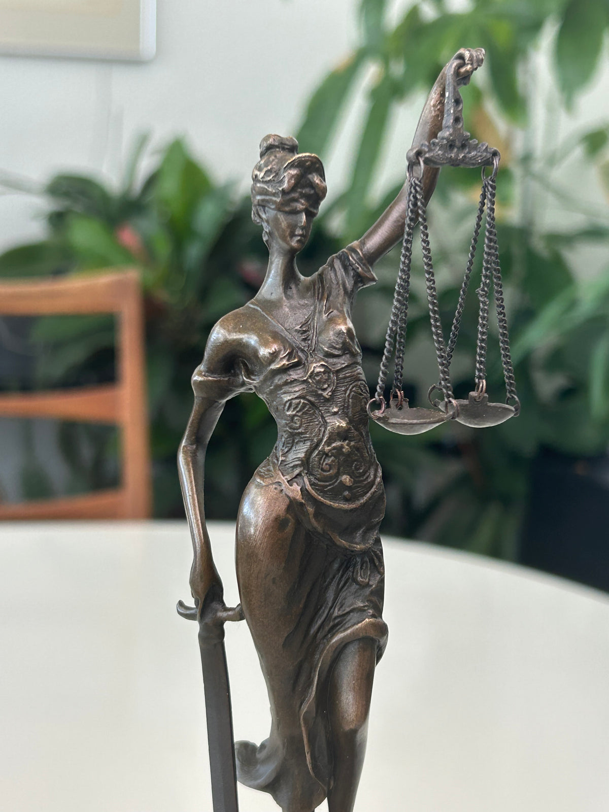 Justitia bronzeskulptur på marmorsokkel – 34 cm – 2,05 kg