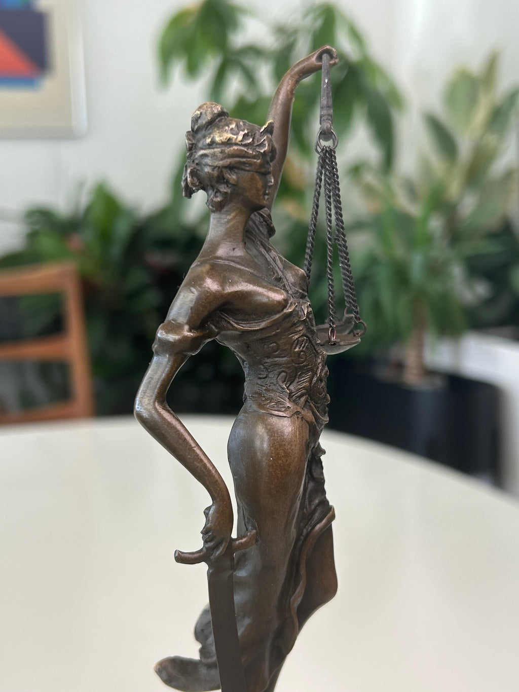 Justitia bronzeskulptur på marmorsokkel – 34 cm – 2,05 kg