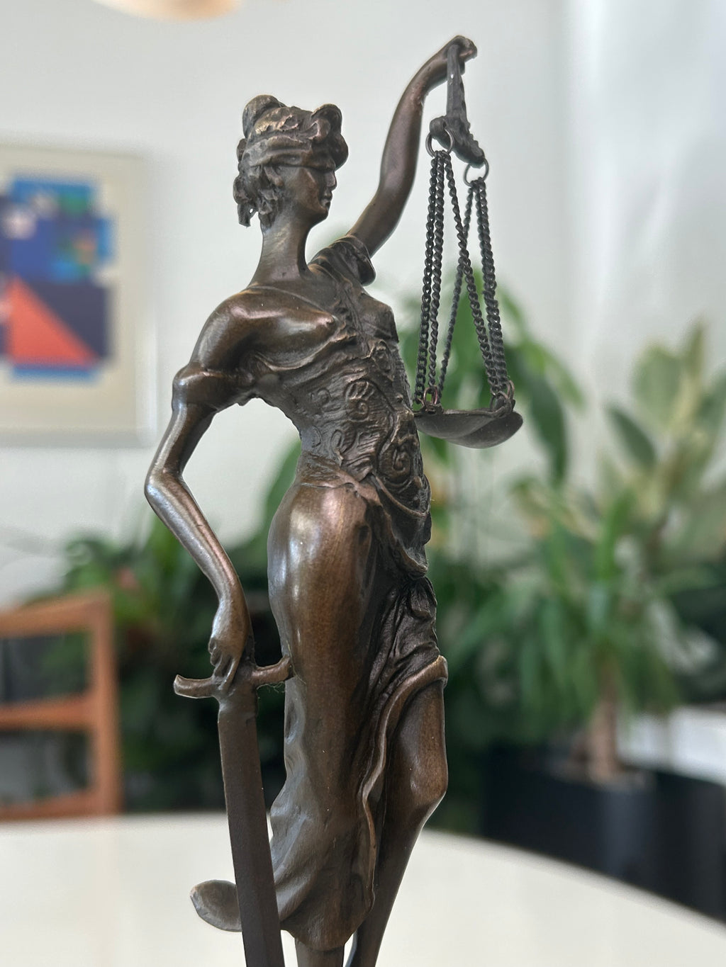 Justitia bronzeskulptur på marmorsokkel – 34 cm – 2,05 kg