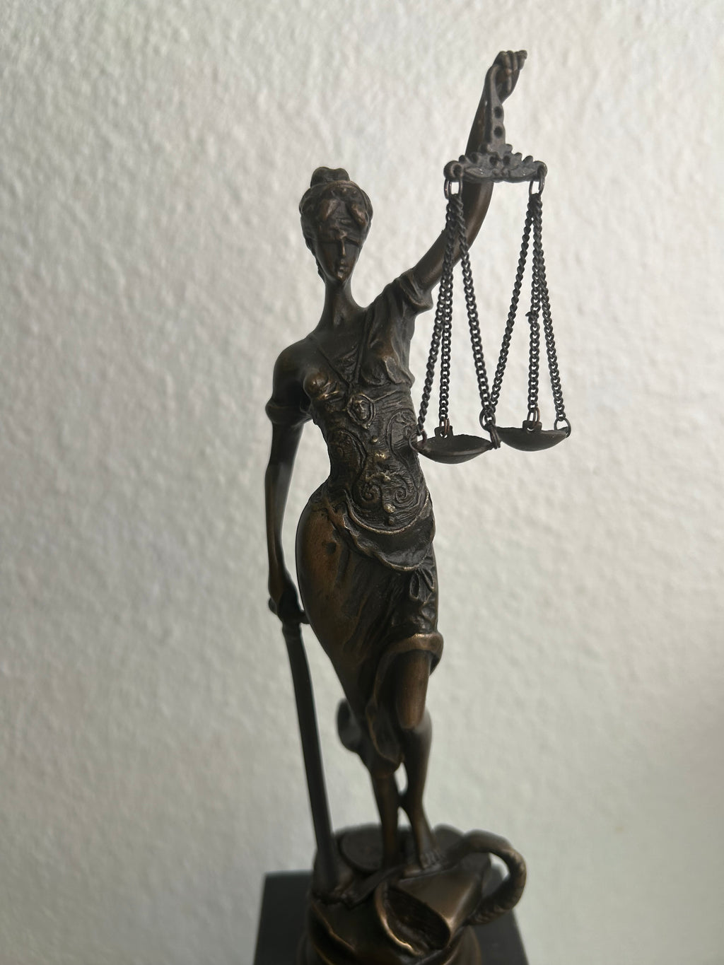 Justitia bronzeskulptur på marmorsokkel – 34 cm – 2,05 kg