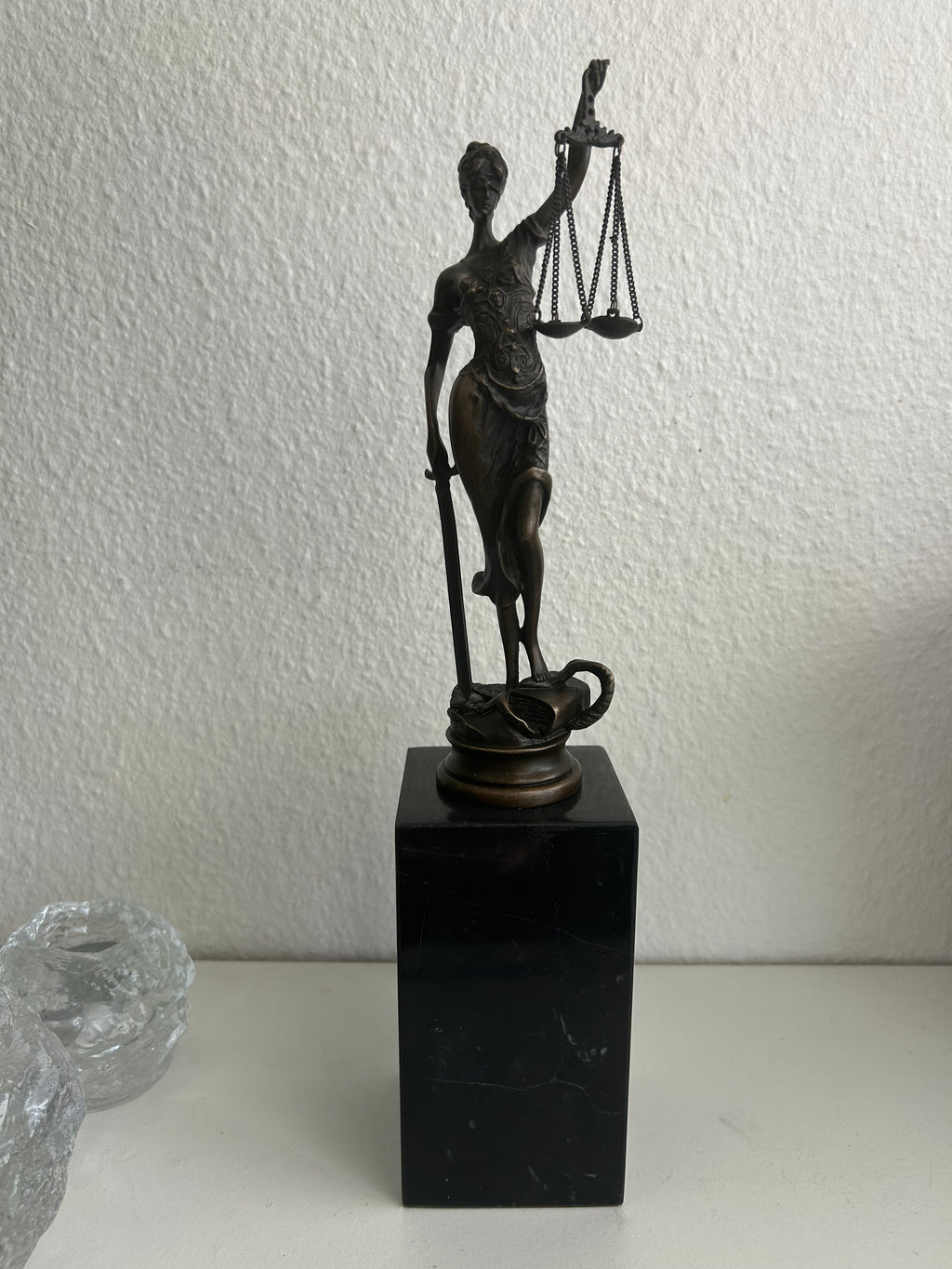 Justitia bronzeskulptur på marmorsokkel – 34 cm – 2,05 kg