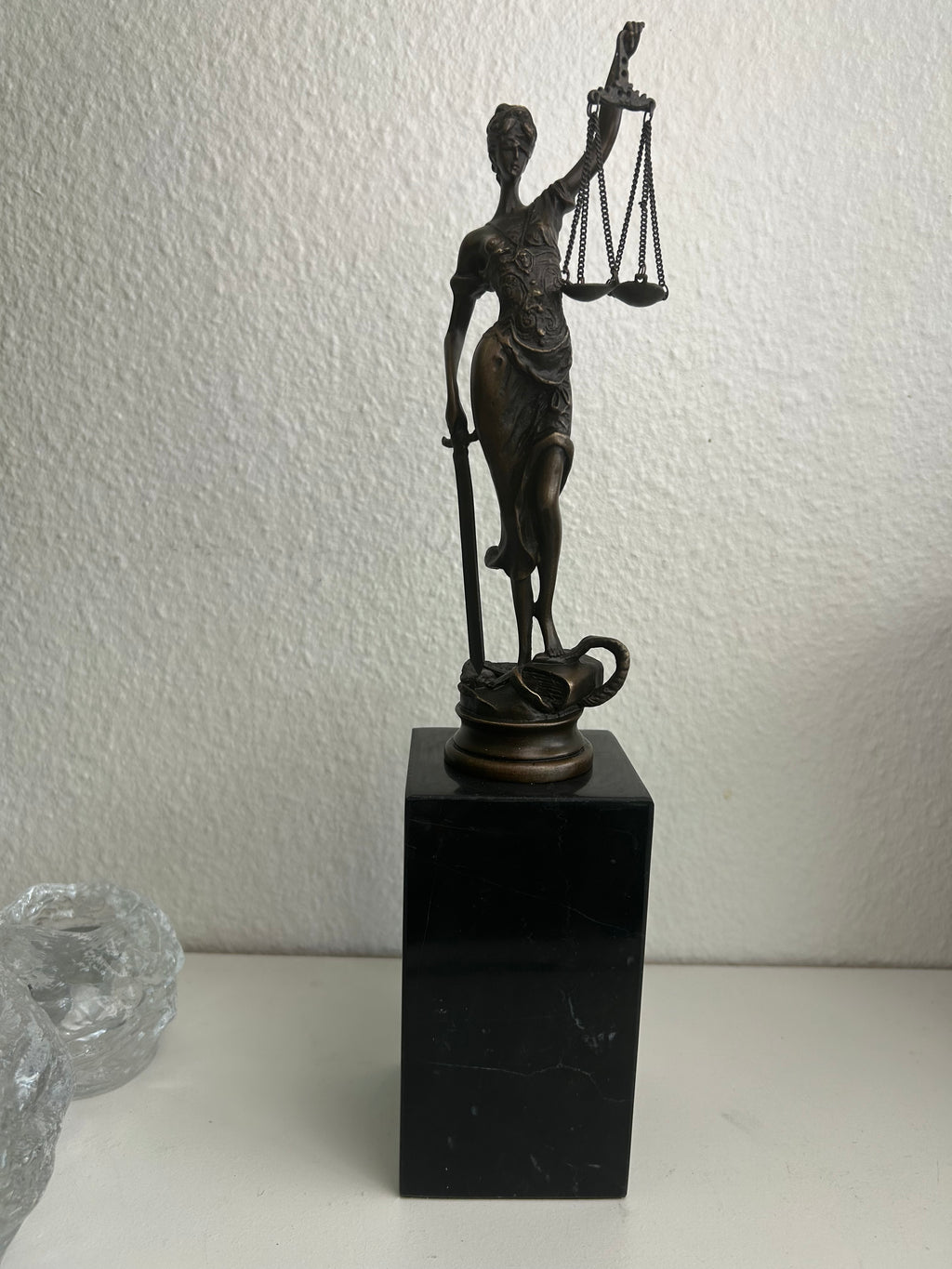 Justitia bronzeskulptur på marmorsokkel – 34 cm – 2,05 kg