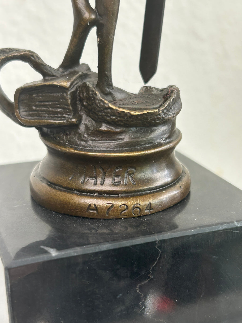 Justitia bronzeskulptur på marmorsokkel – 34 cm – 2,05 kg
