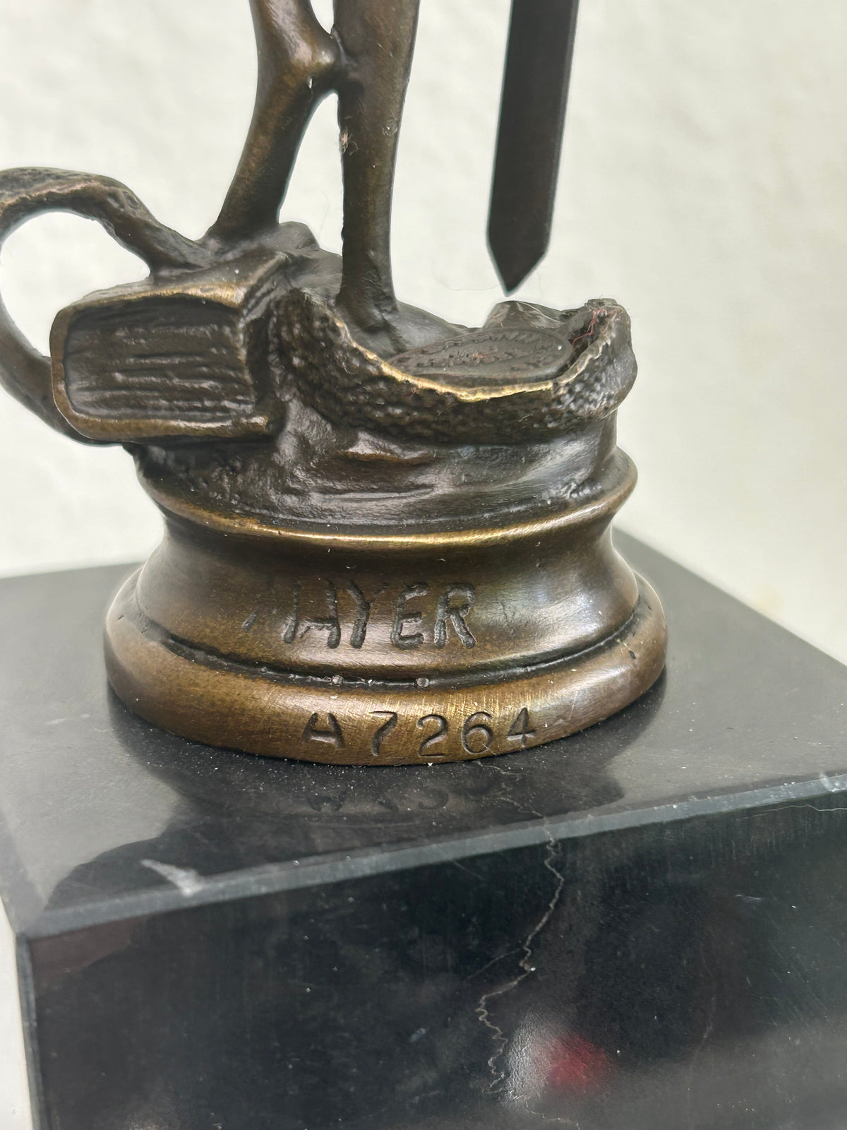 Justitia bronzeskulptur på marmorsokkel – 34 cm – 2,05 kg