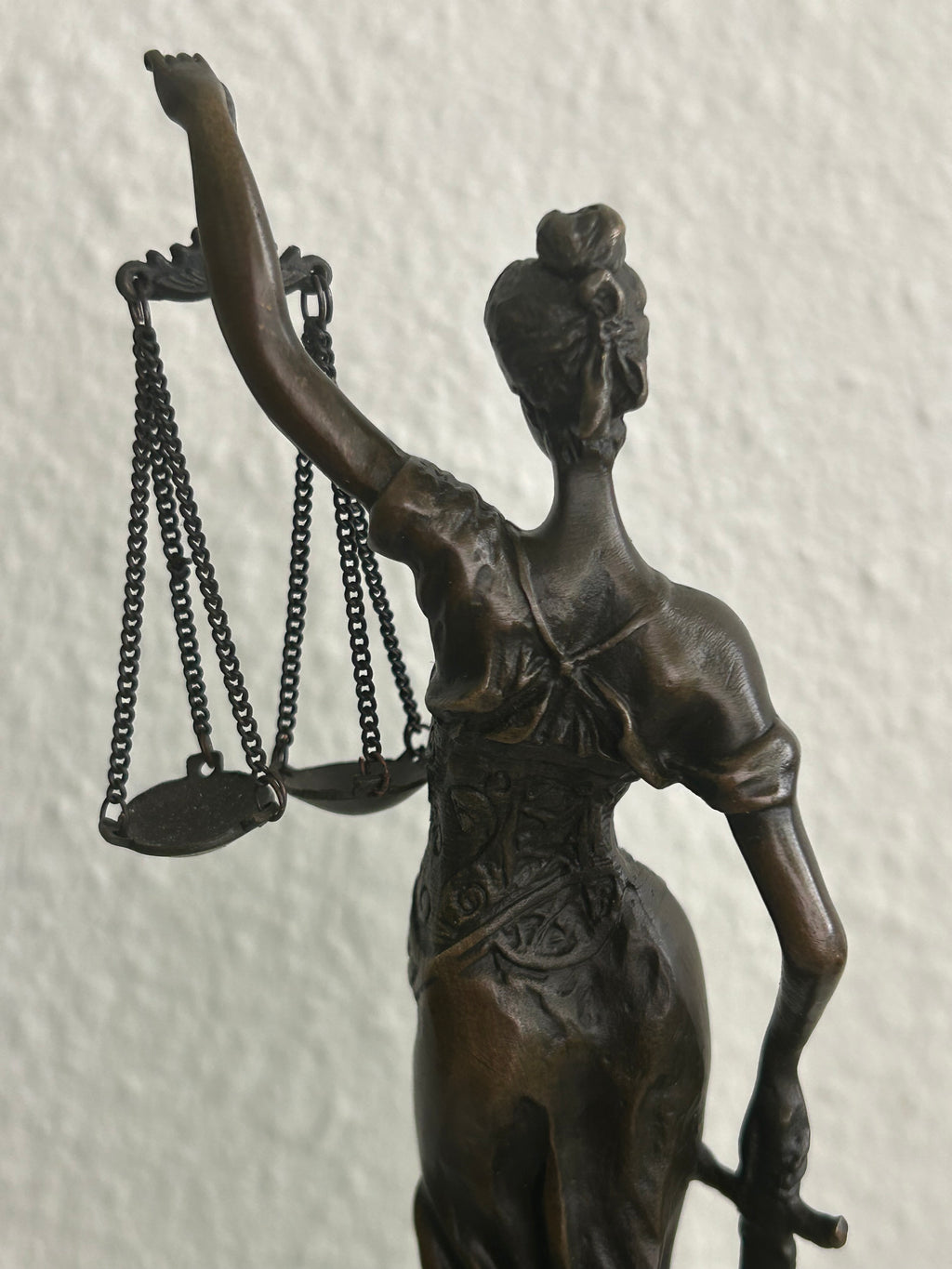 Justitia bronzeskulptur på marmorsokkel – 34 cm – 2,05 kg
