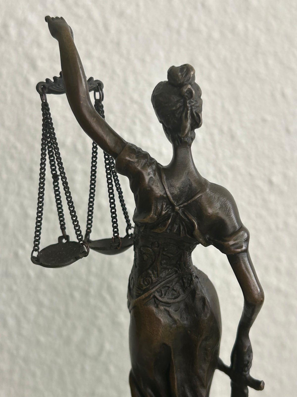 Justitia bronzeskulptur på marmorsokkel – 34 cm – 2,05 kg