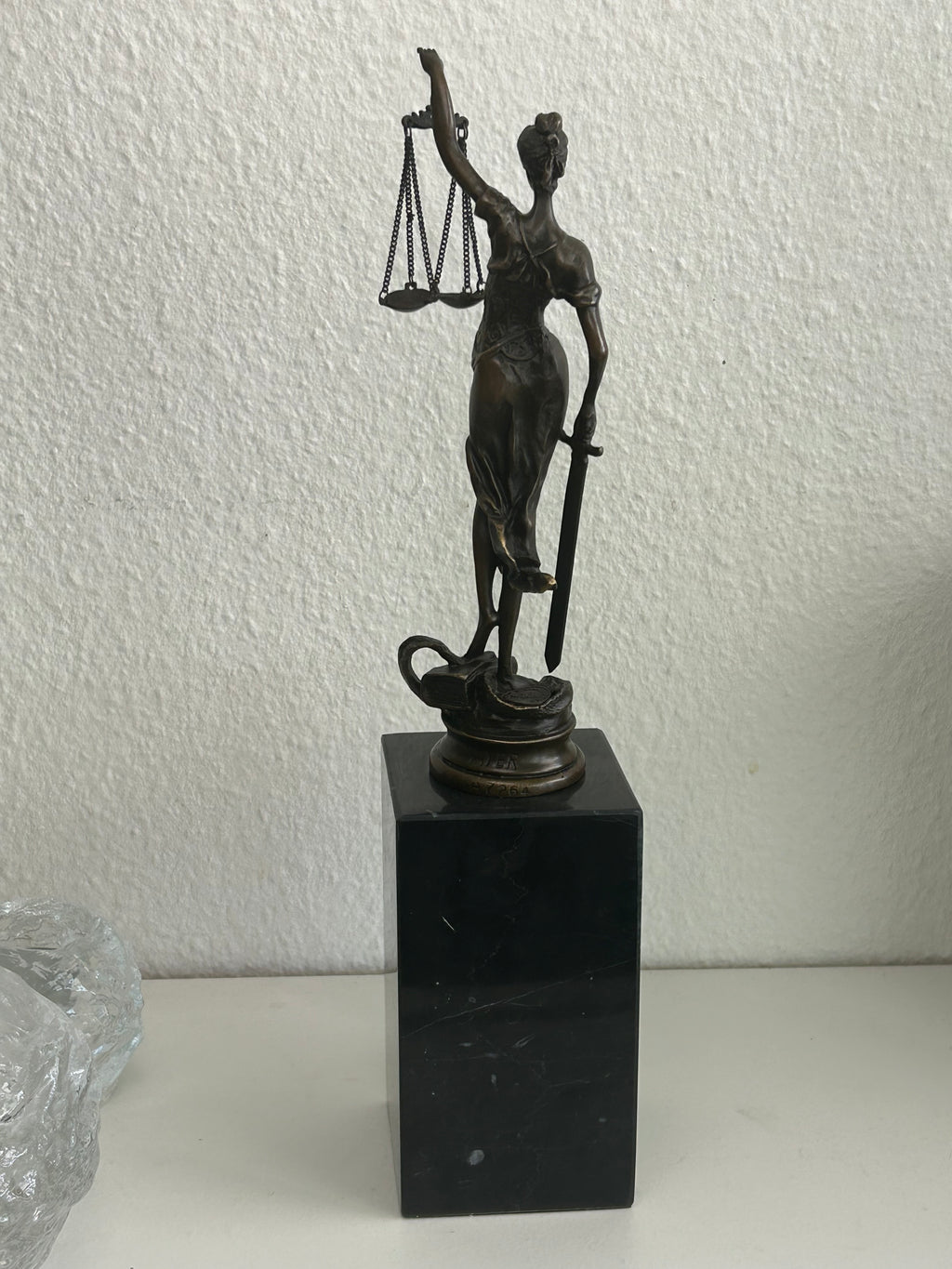 Justitia bronzeskulptur på marmorsokkel – 34 cm – 2,05 kg