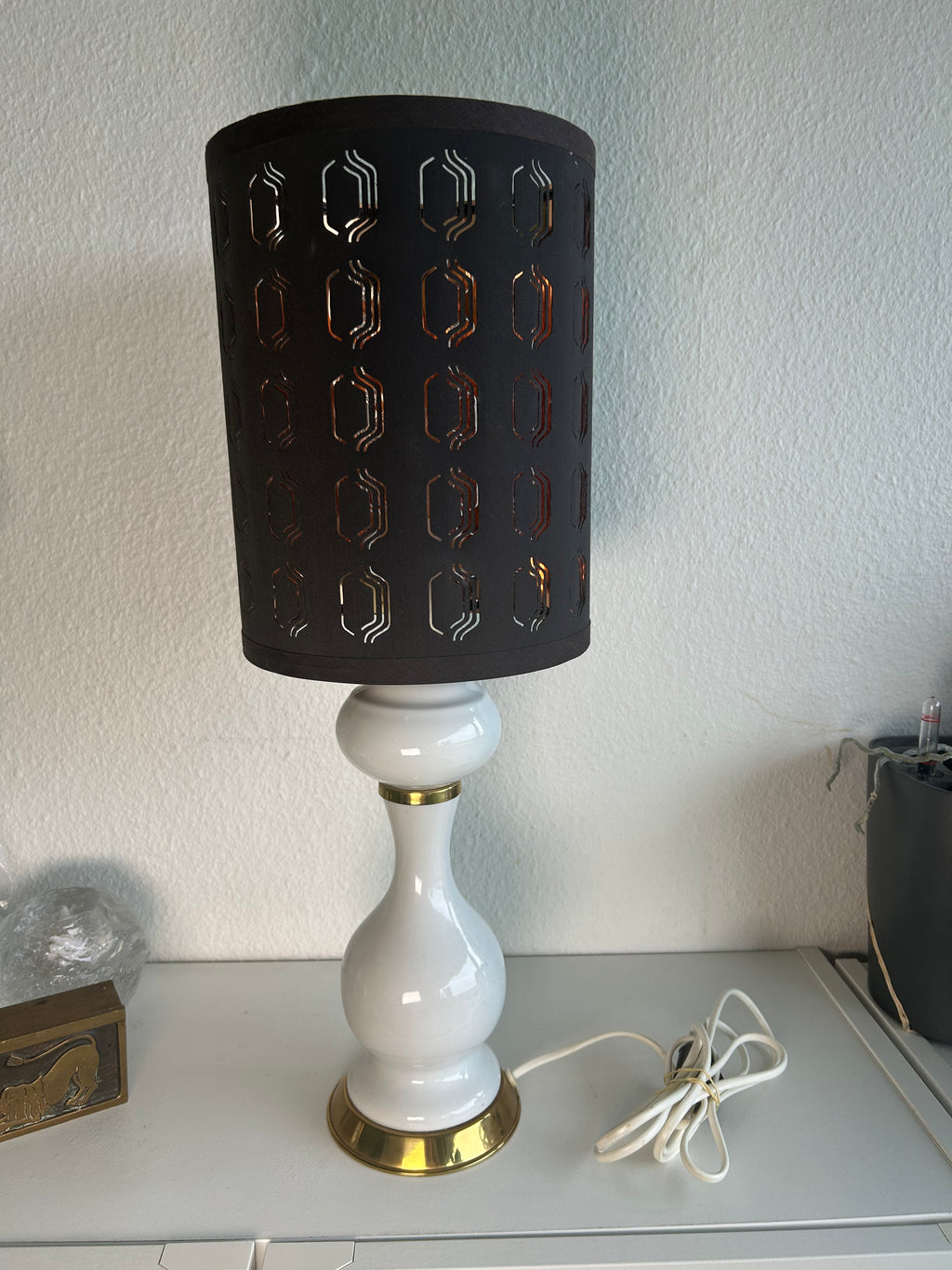 Vintage keramikbordlampe i hvid med messingdetaljer og sort perforeret skærm – 54,5 cm - billede 1