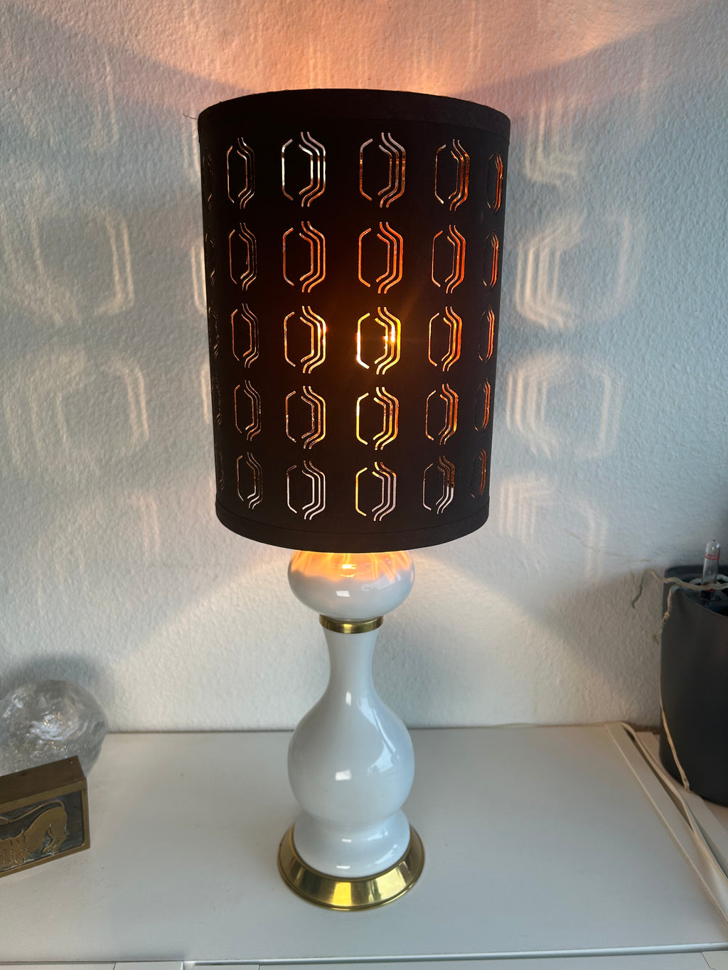 Vintage keramikbordlampe i hvid med messingdetaljer og sort perforeret skærm – 54,5 cm - billede 2