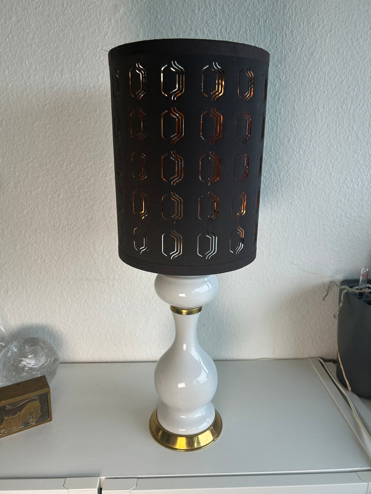 Vintage keramikbordlampe i hvid med messingdetaljer og sort perforeret skærm – 54,5 cm - billede 3