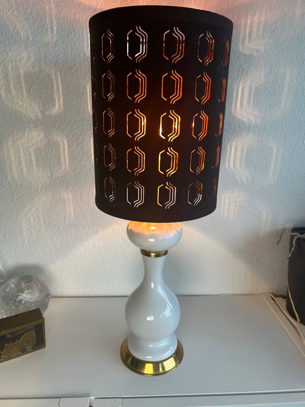 Vintage keramikbordlampe i hvid med messingdetaljer og sort perforeret skærm – 54,5 cm - billede 4