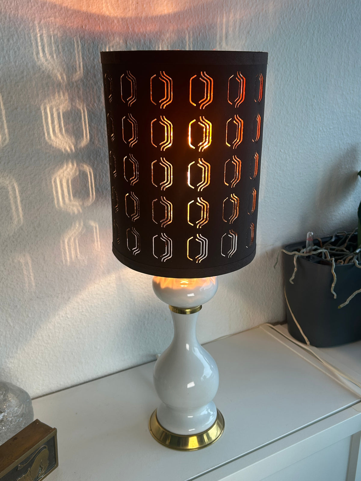 Vintage keramikbordlampe i hvid med messingdetaljer og sort perforeret skærm – 54,5 cm - billede 5