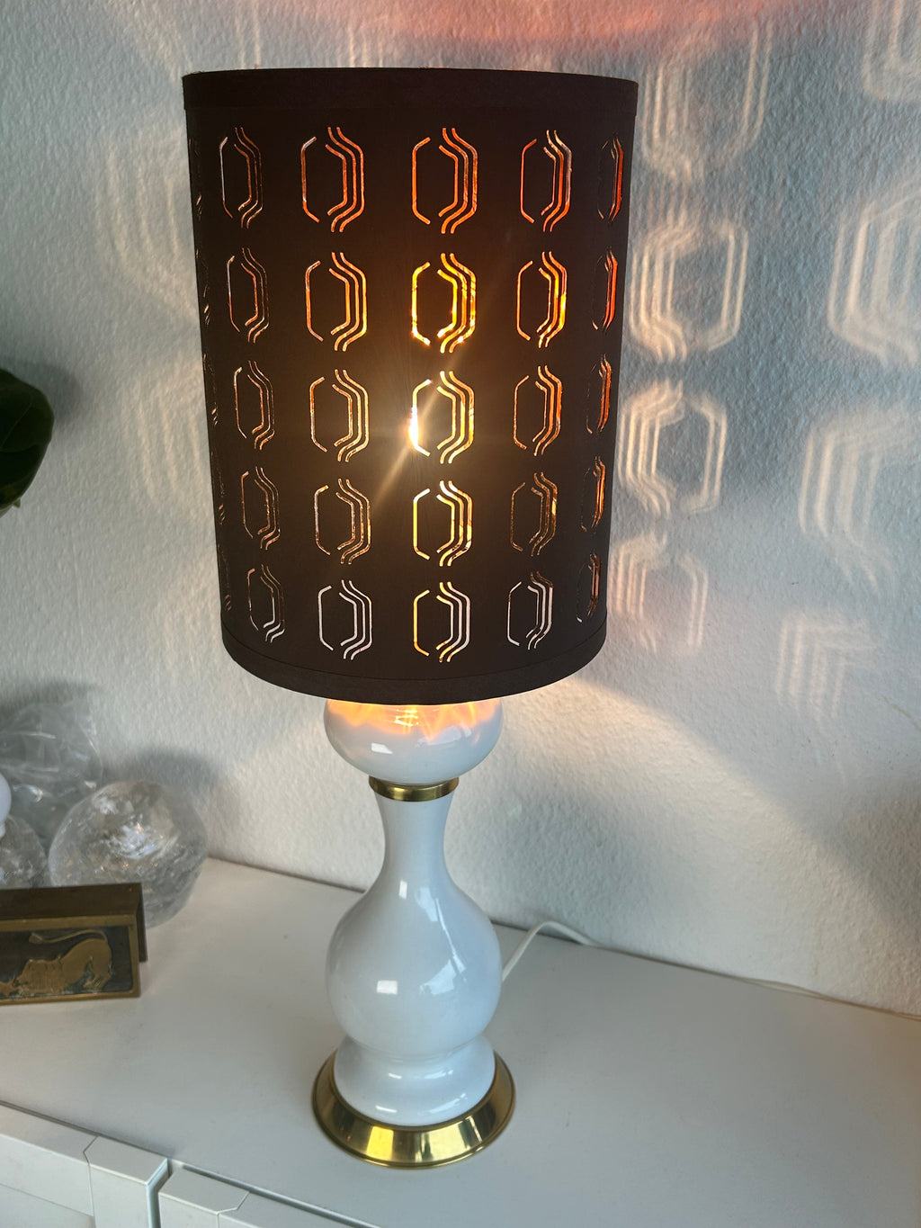 Vintage keramikbordlampe i hvid med messingdetaljer og sort perforeret skærm – 54,5 cm - billede 6