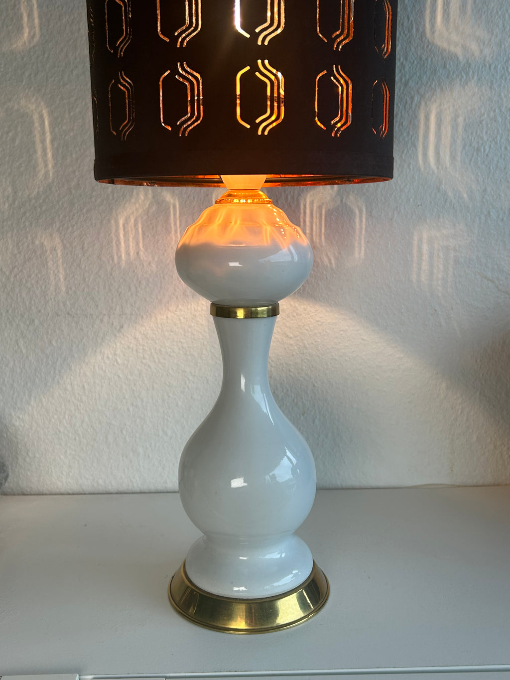 Vintage keramikbordlampe i hvid med messingdetaljer og sort perforeret skærm – 54,5 cm - billede 7