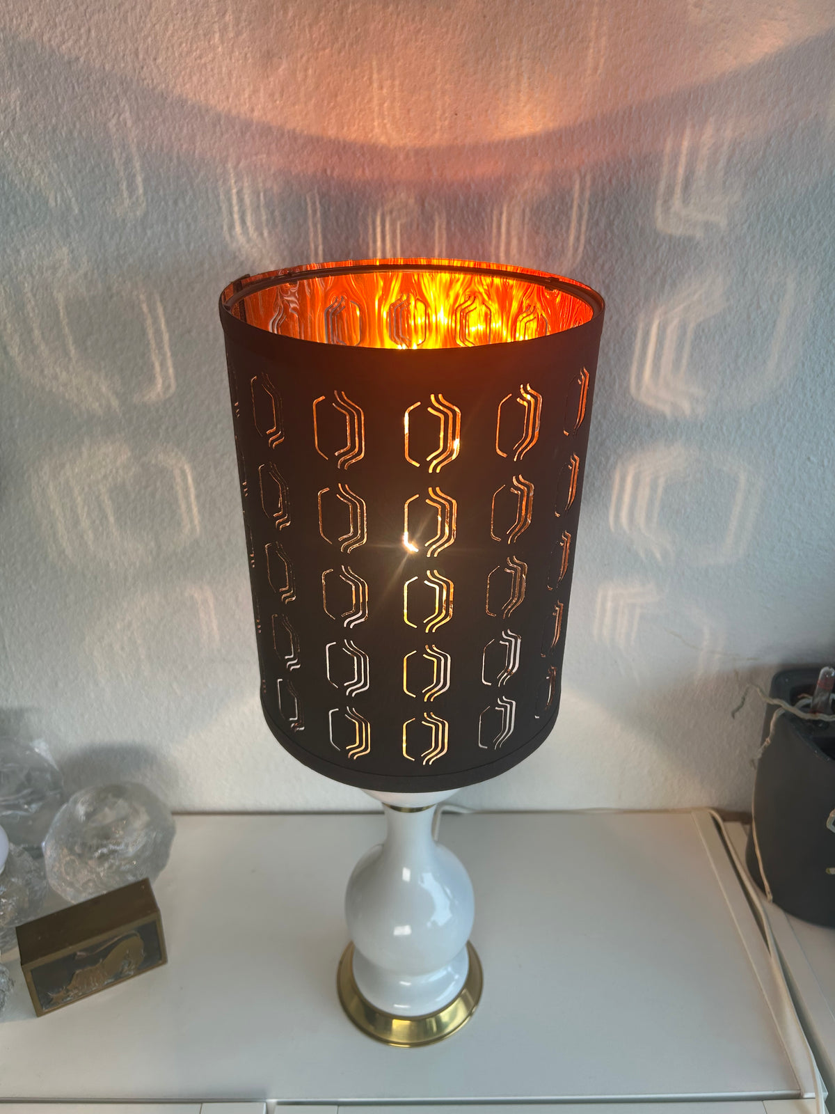 Vintage keramikbordlampe i hvid med messingdetaljer og sort perforeret skærm – 54,5 cm - billede 8
