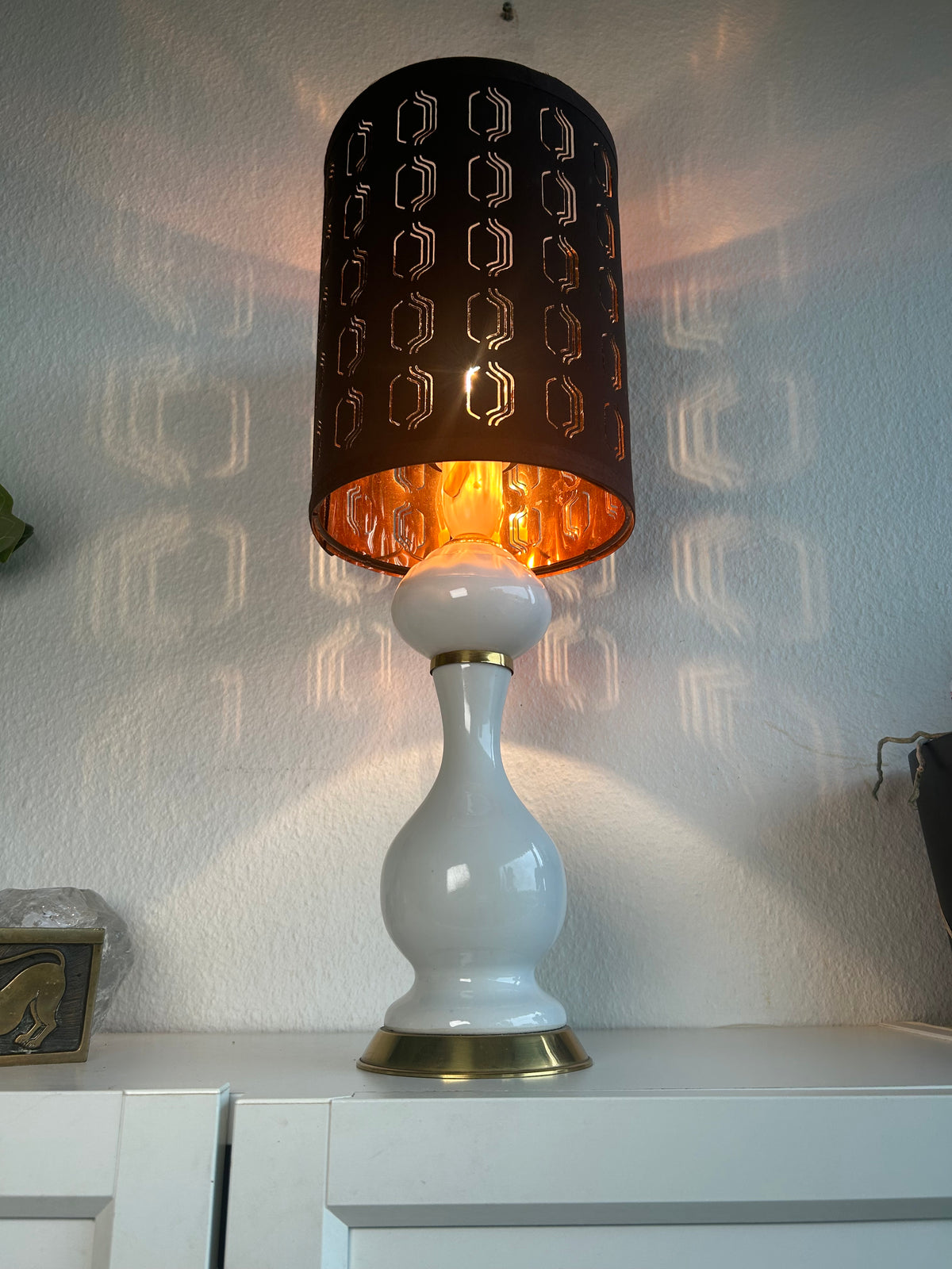 Vintage keramikbordlampe i hvid med messingdetaljer og sort perforeret skærm – 54,5 cm - billede 9