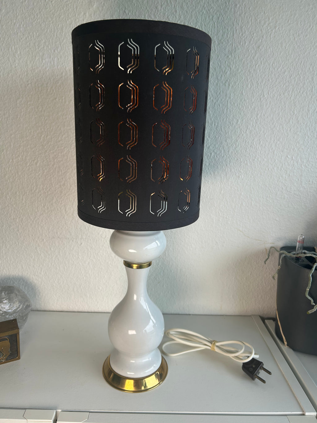 Vintage keramikbordlampe i hvid med messingdetaljer og sort perforeret skærm – 54,5 cm - billede 10