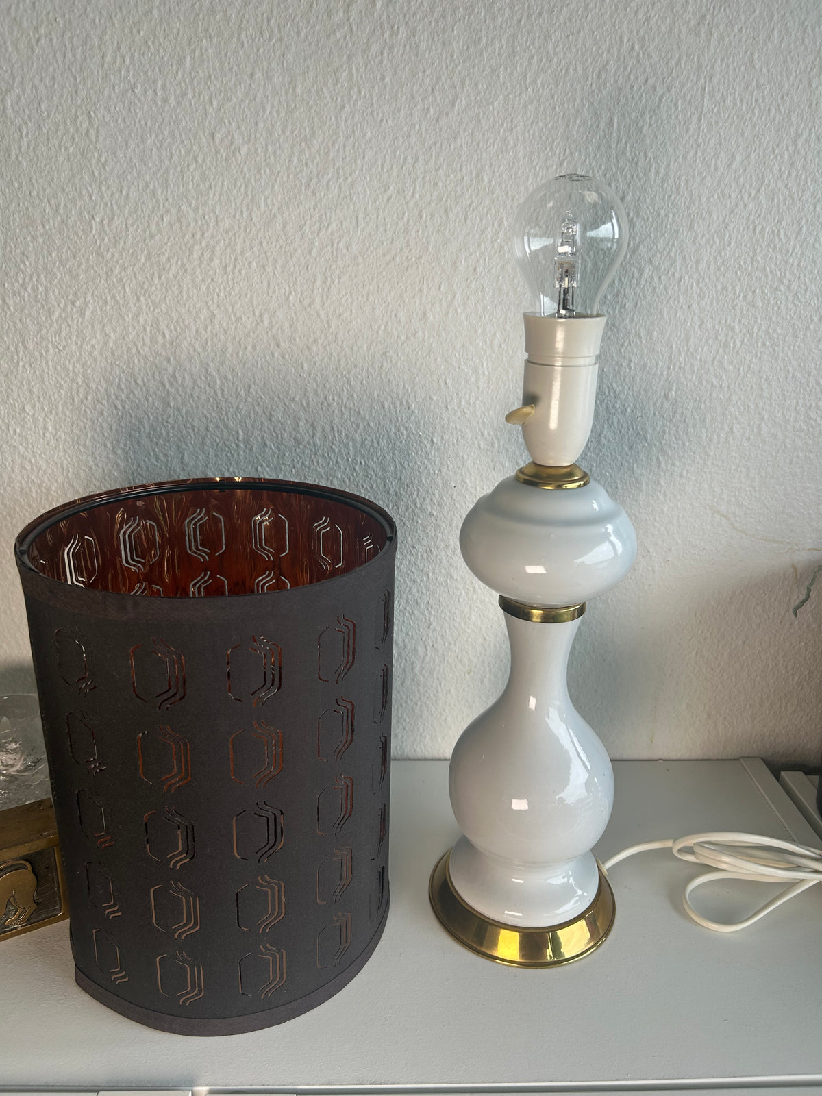 Vintage keramikbordlampe i hvid med messingdetaljer og sort perforeret skærm – 54,5 cm - billede 11