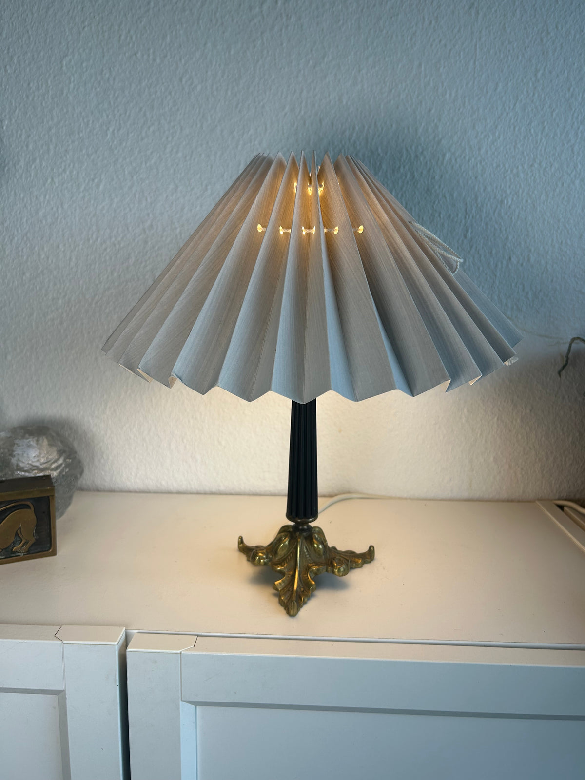 Vintage bordlampe i messing med sort riflet stamme og plisseret skærm – 32 cm - billede 1