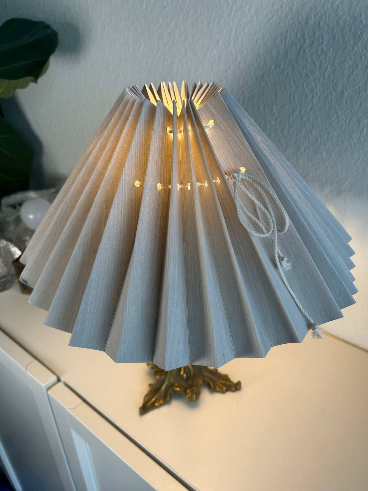 Vintage bordlampe i messing med sort riflet stamme og plisseret skærm – 32 cm - billede 2