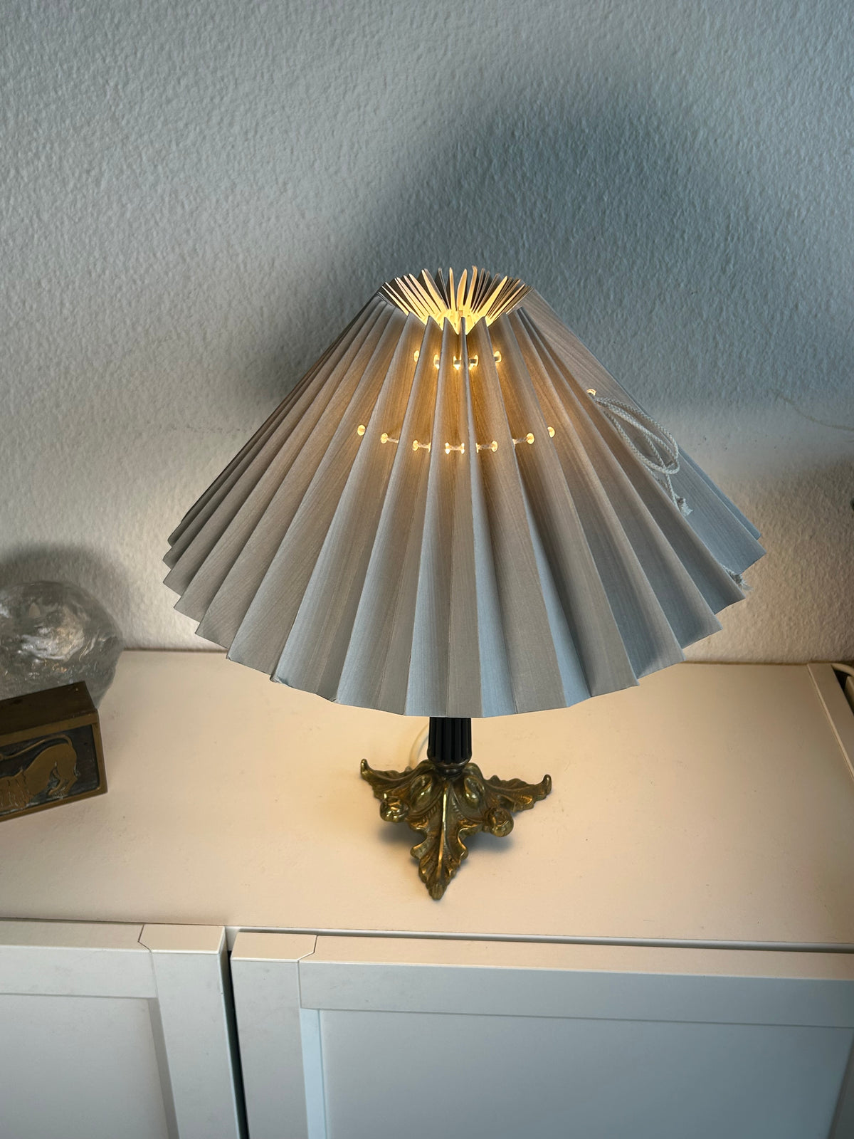Vintage bordlampe i messing med sort riflet stamme og plisseret skærm – 32 cm - billede 3