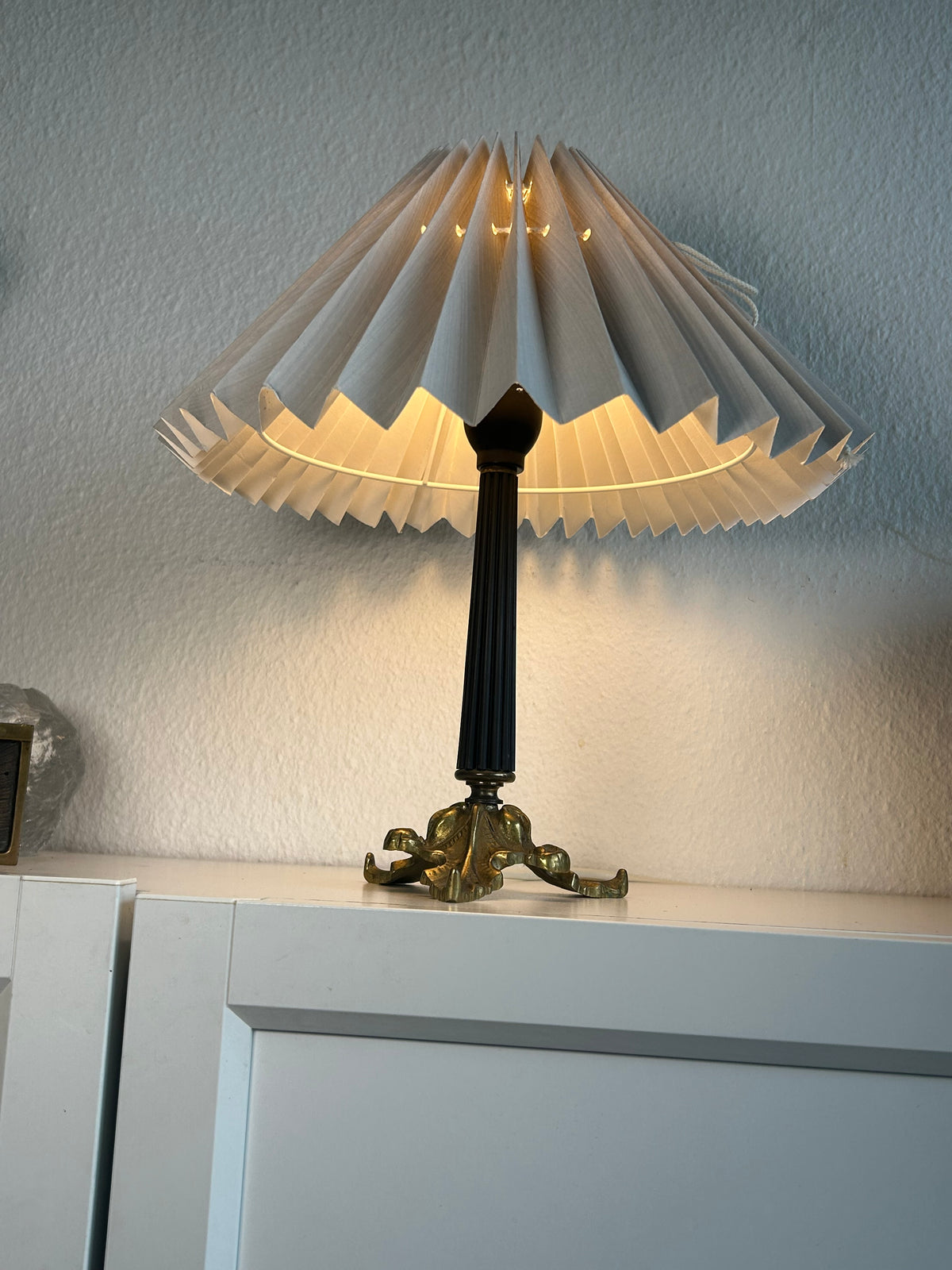 Vintage bordlampe i messing med sort riflet stamme og plisseret skærm – 32 cm - billede 4