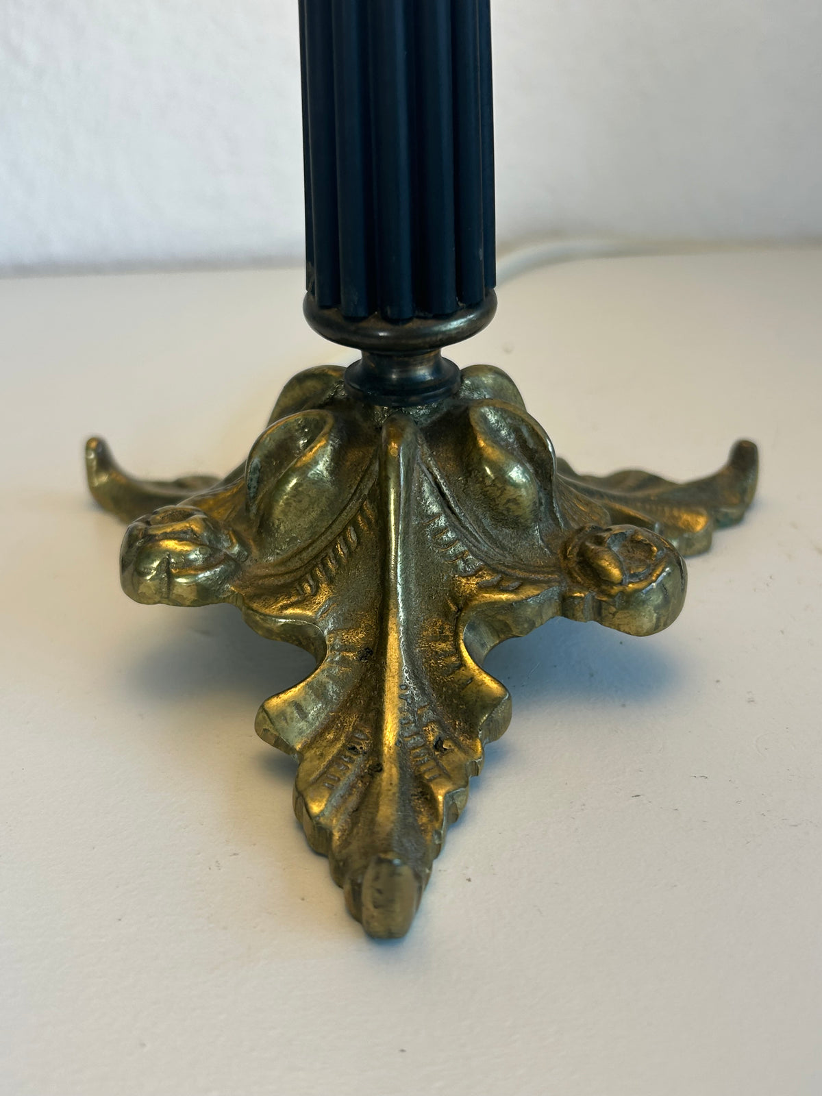 Vintage bordlampe i messing med sort riflet stamme og plisseret skærm – 32 cm - billede 5