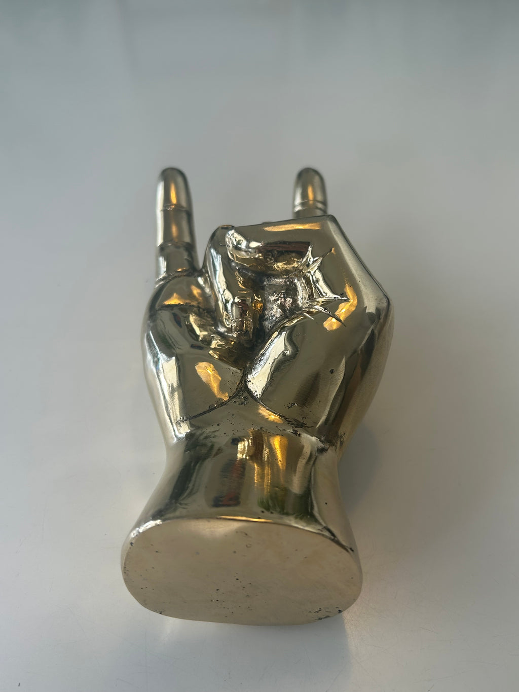 Bronzeskulptur af rockhånd – håndtegn – 23 cm