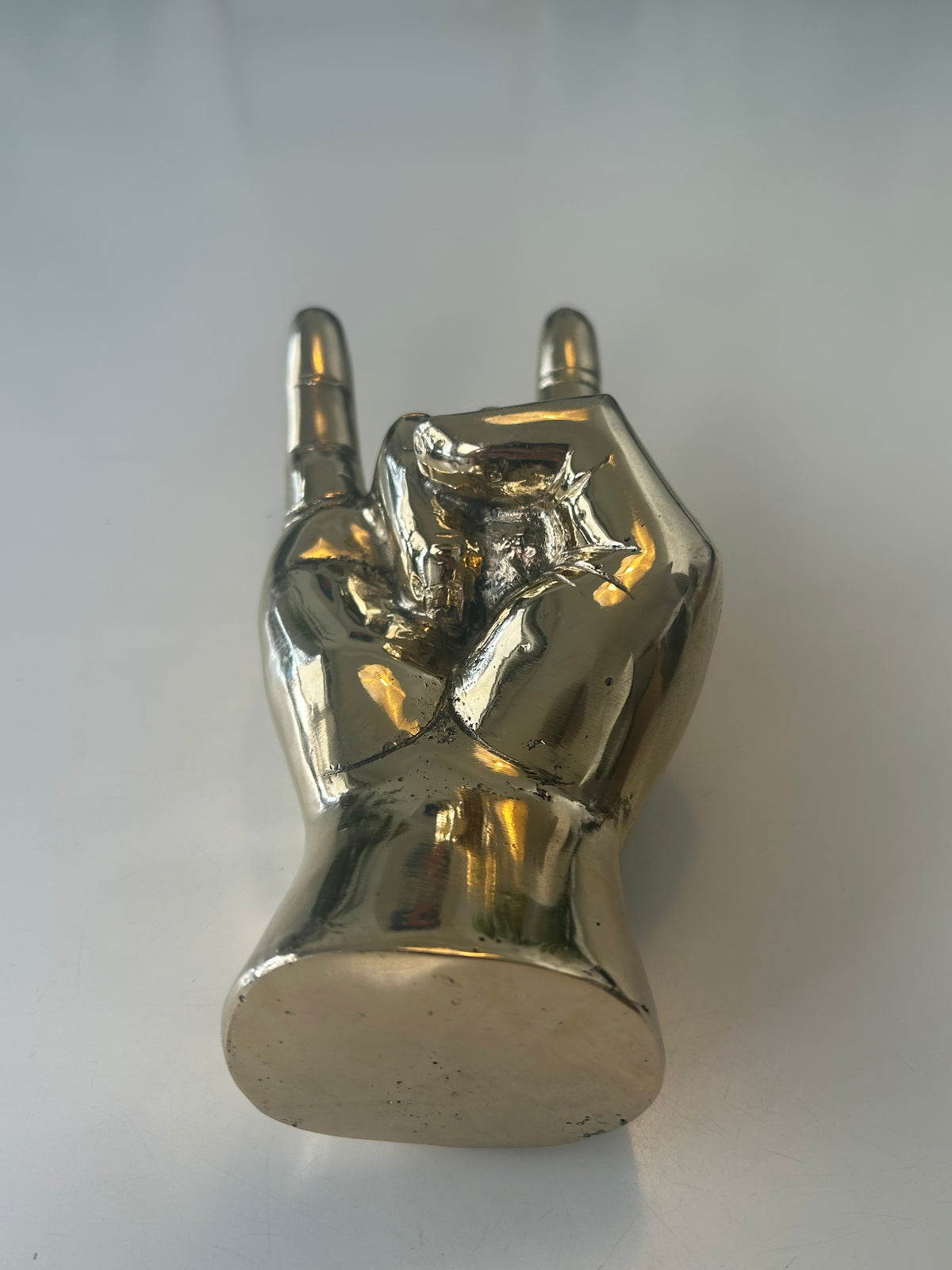 Bronzeskulptur af rockhånd – håndtegn – 23 cm
