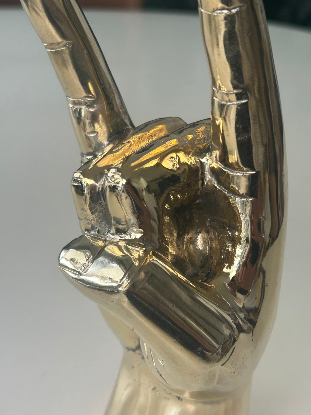 Bronzeskulptur af rockhånd – håndtegn – 23 cm
