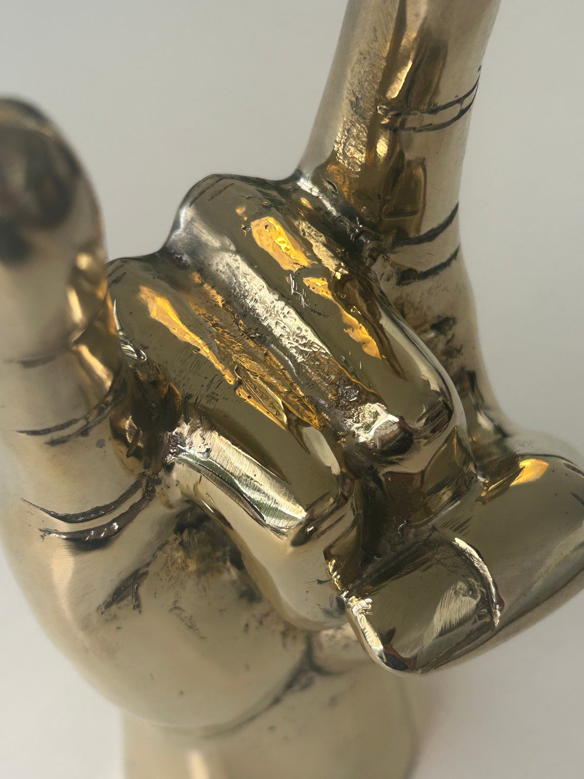 Bronzeskulptur af rockhånd – håndtegn – 23 cm