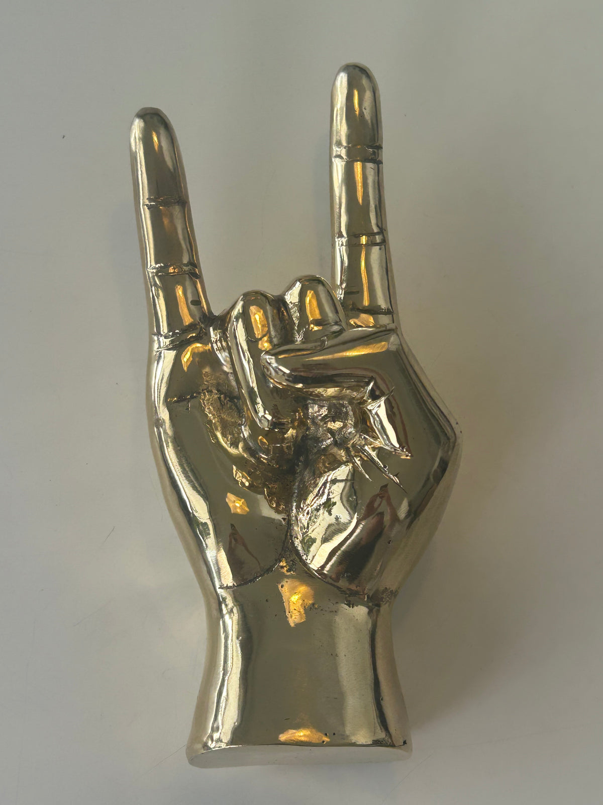 Bronzeskulptur af rockhånd – håndtegn – 23 cm