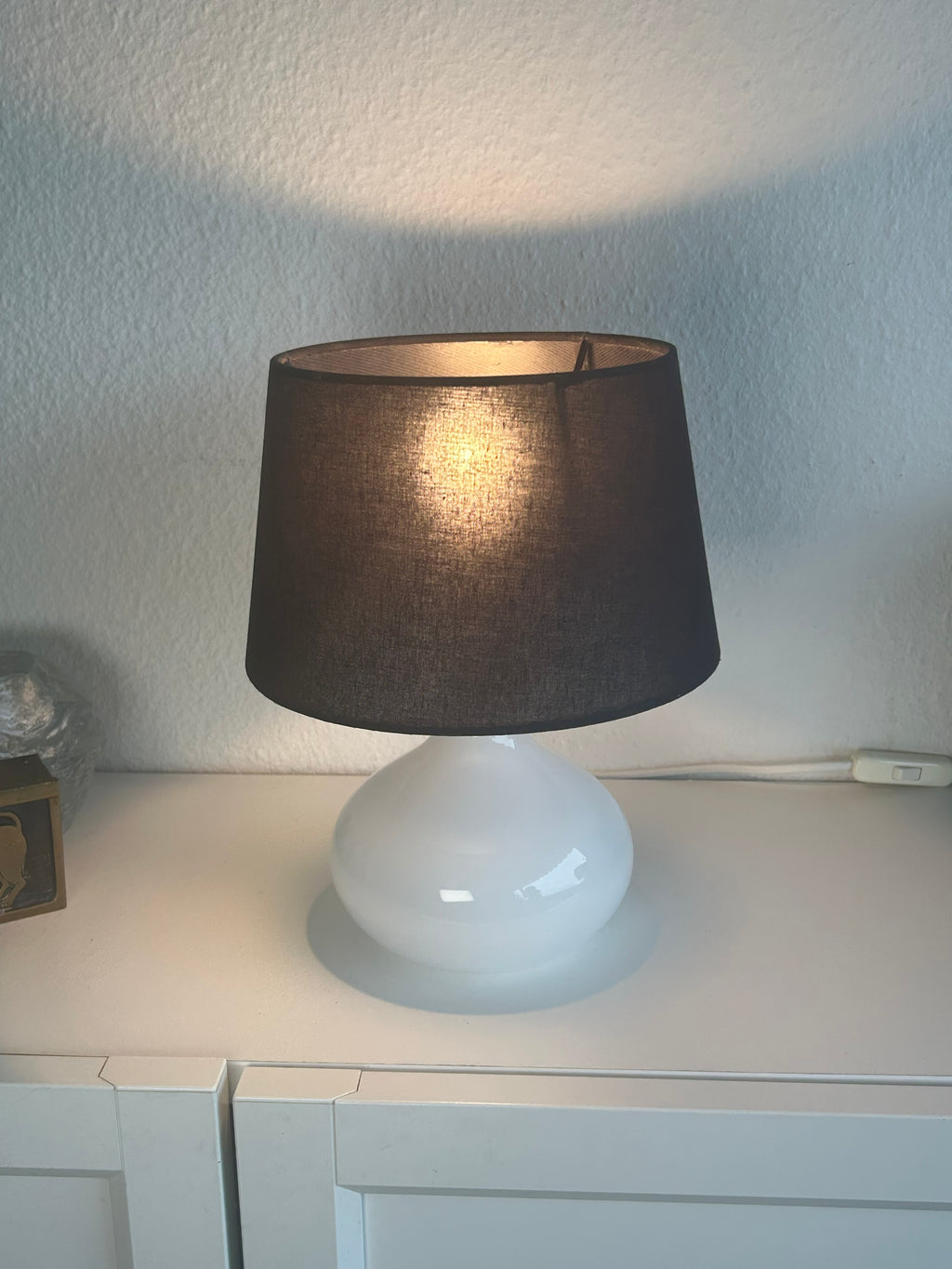 LE KLINT 314 bordlampe i hvidt opalglas med messingdetalje og sort skærm – 25,5 cm - billede 2