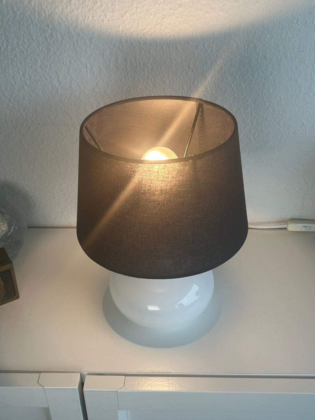 LE KLINT 314 bordlampe i hvidt opalglas med messingdetalje og sort skærm – 25,5 cm - billede 3