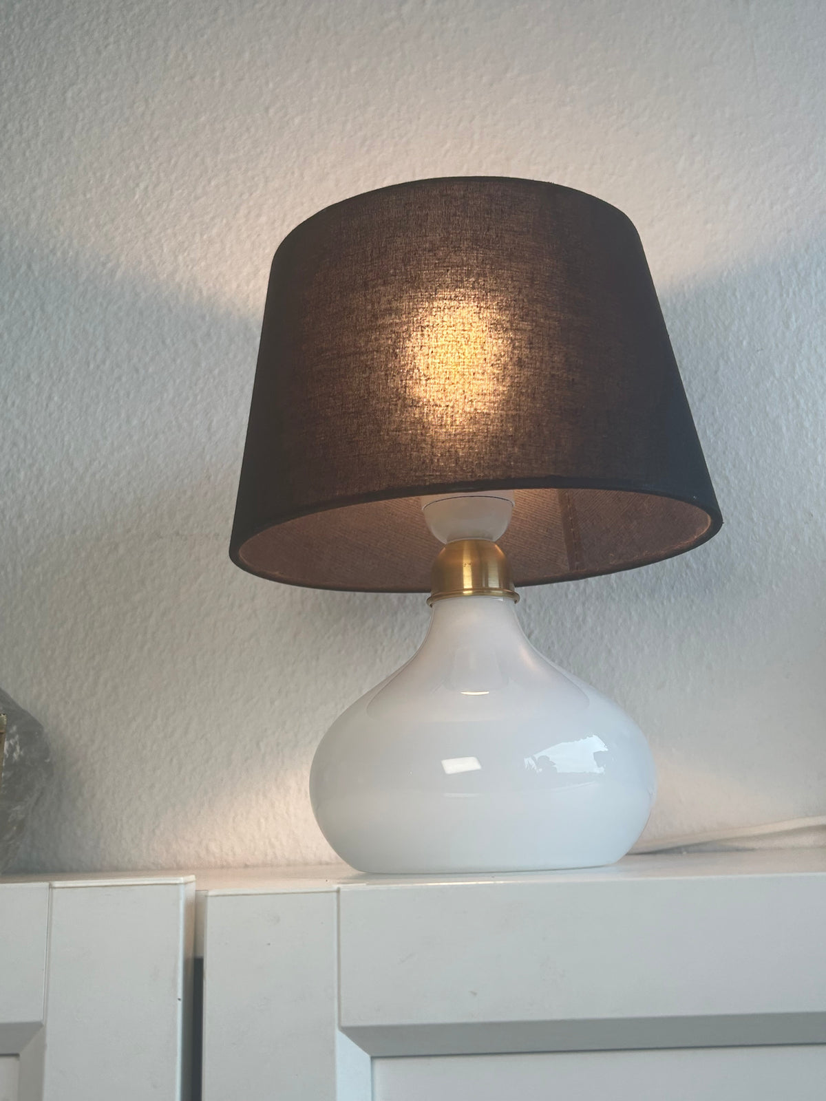 LE KLINT 314 bordlampe i hvidt opalglas med messingdetalje og sort skærm – 25,5 cm - billede 4