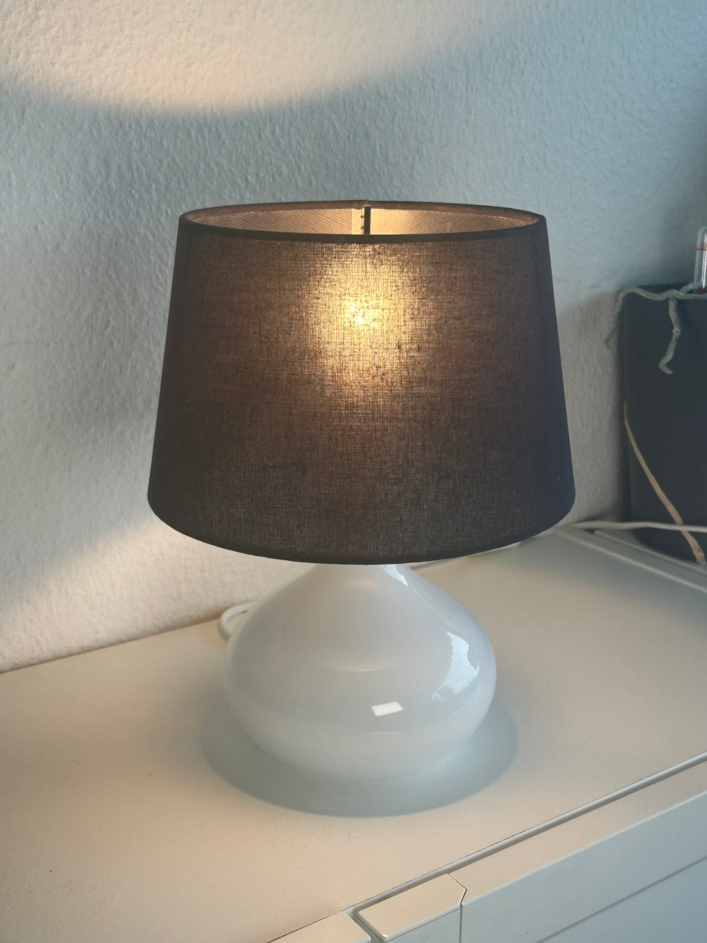 LE KLINT 314 bordlampe i hvidt opalglas med messingdetalje og sort skærm – 25,5 cm - billede 5