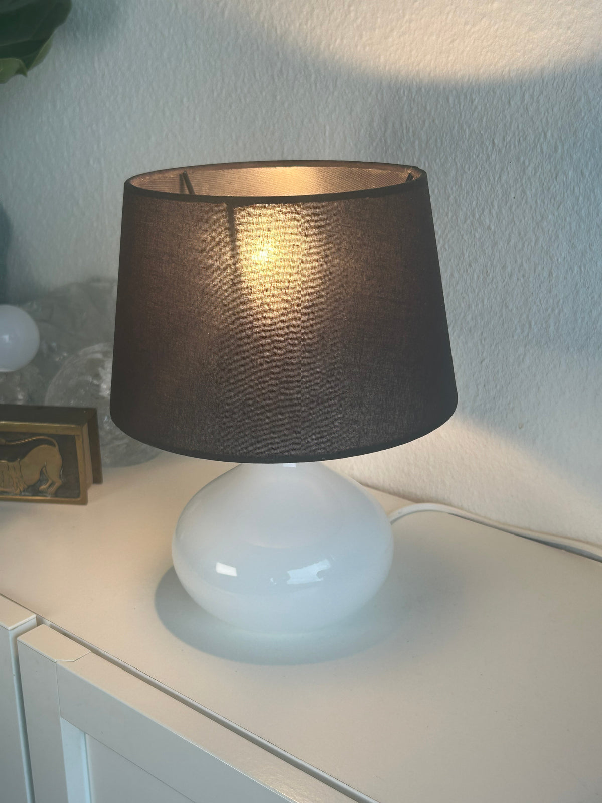 LE KLINT 314 bordlampe i hvidt opalglas med messingdetalje og sort skærm – 25,5 cm - billede 6