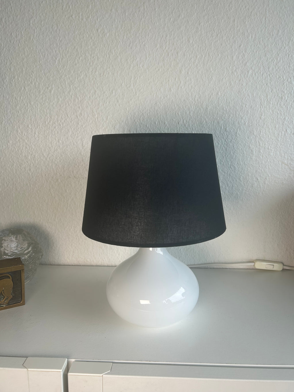 LE KLINT 314 bordlampe i hvidt opalglas med messingdetalje og sort skærm – 25,5 cm - billede 7