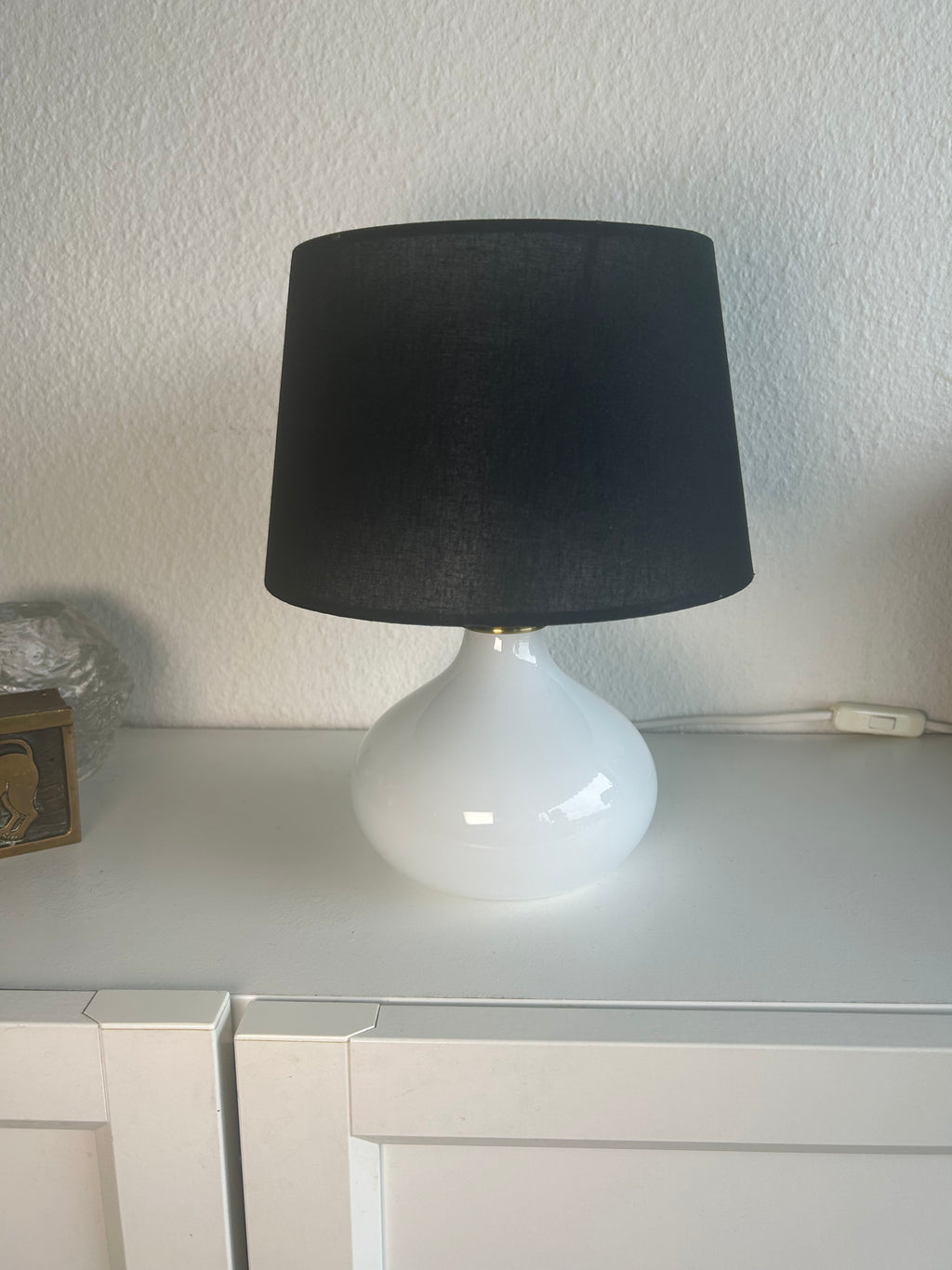 LE KLINT 314 bordlampe i hvidt opalglas med messingdetalje og sort skærm – 25,5 cm - billede 8